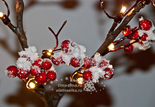 Мини дерево заснеженное "Волшебные ягоды", на батарейках, 50 см, 24 LED ламп, теплый белый Kaemingk